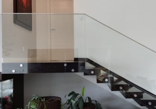 GUARDA-CORPO DE VIDRO COM BOTONS EM INOX