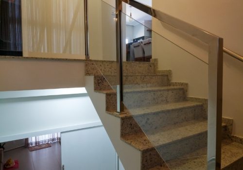 GUARDA-CORPO DE VIDRO COM COLUNAS EM AÇO INOX