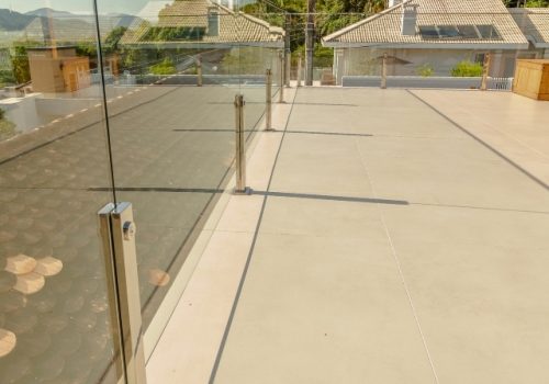 GUARDA-CORPO DE VIDRO COM PINÇAS DE AÇO INOX
