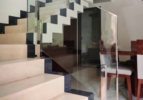 GUARDA-CORPO DE VIDRO COM PINÇAS E ACABAMENTO SUPERIOR EM AÇO INOX (2)