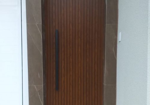 PORTA DE ALUMÍNIO RIPADO EFEITO AMADEIRADO (2)