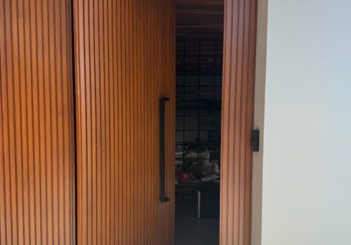 PORTA DE ALUMÍNIO RIPADO EFEITO AMADEIRADO